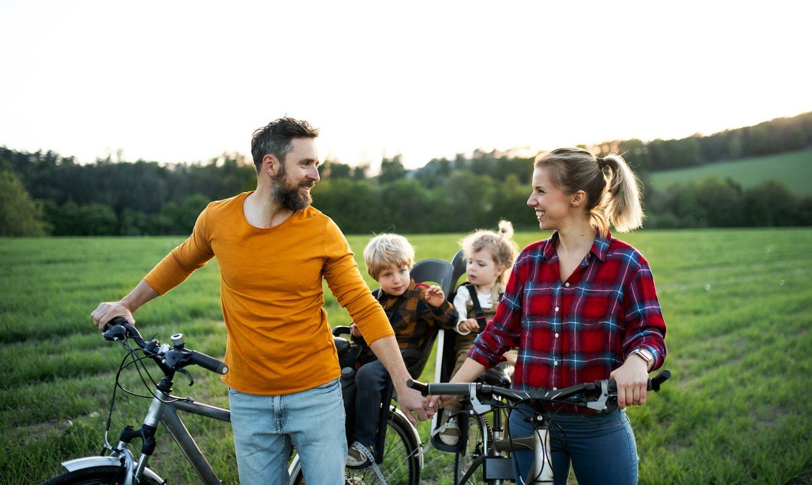 Un parent et son enfant à vélo, financés par Lendovia