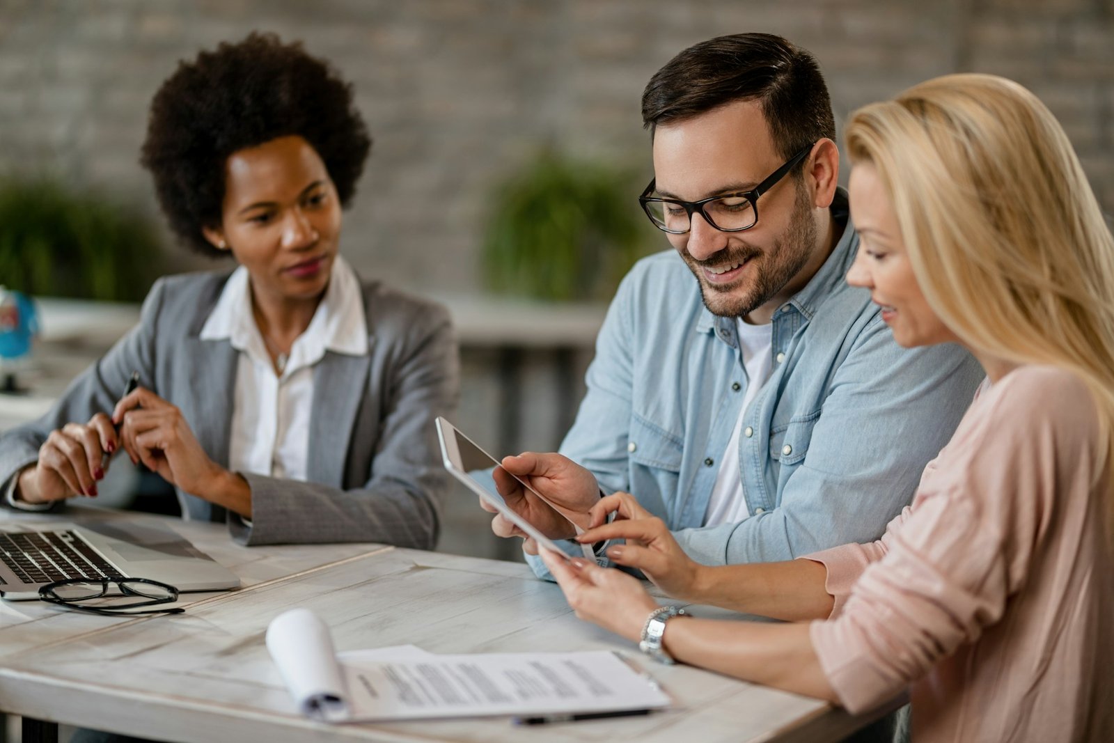Une conseillère Lendovia présente une solution de financement à des clients
