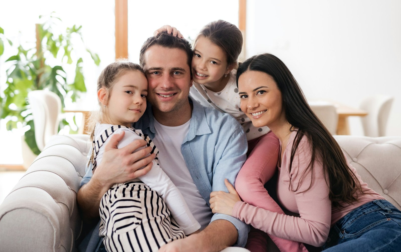 Une famille au chaud chez elle, protégée par son assurance Lendovia